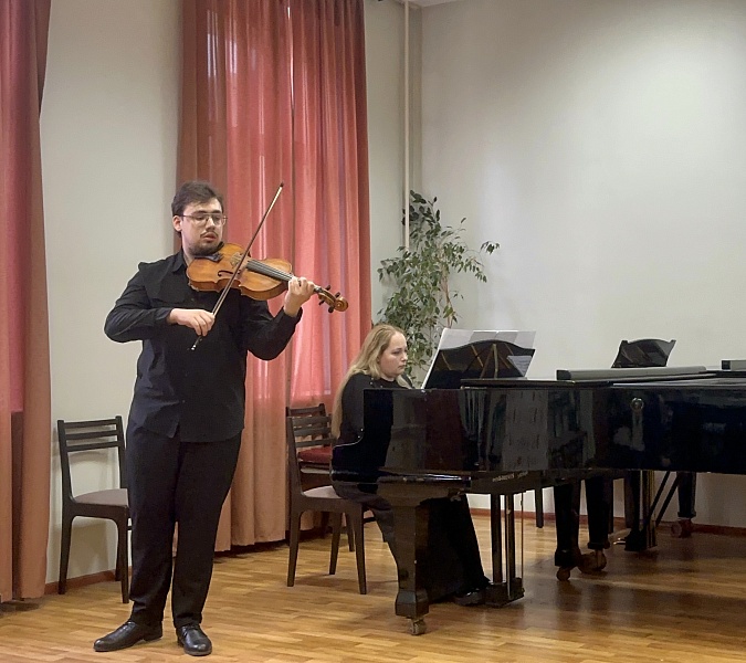 ИГРАЮТ ВЫПУСКНИКИ