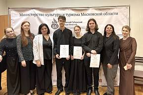 ИГРАЮТ ВЫПУСКНИКИ